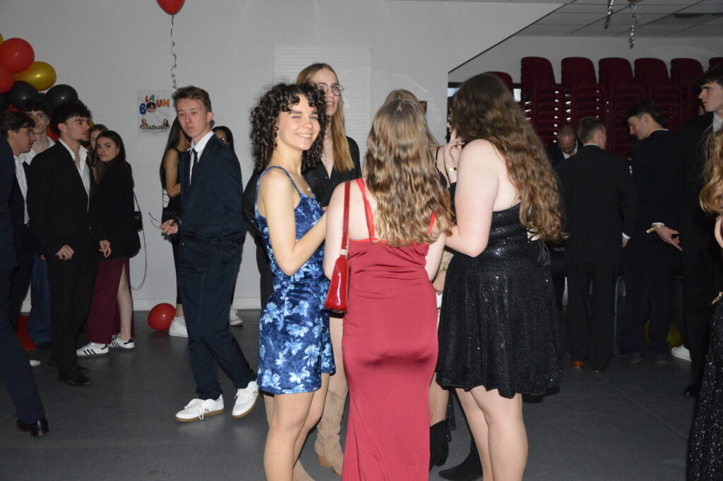Élèves du lycée Sacré Cœur d’Amiens dansant lors du bal de promo 2025