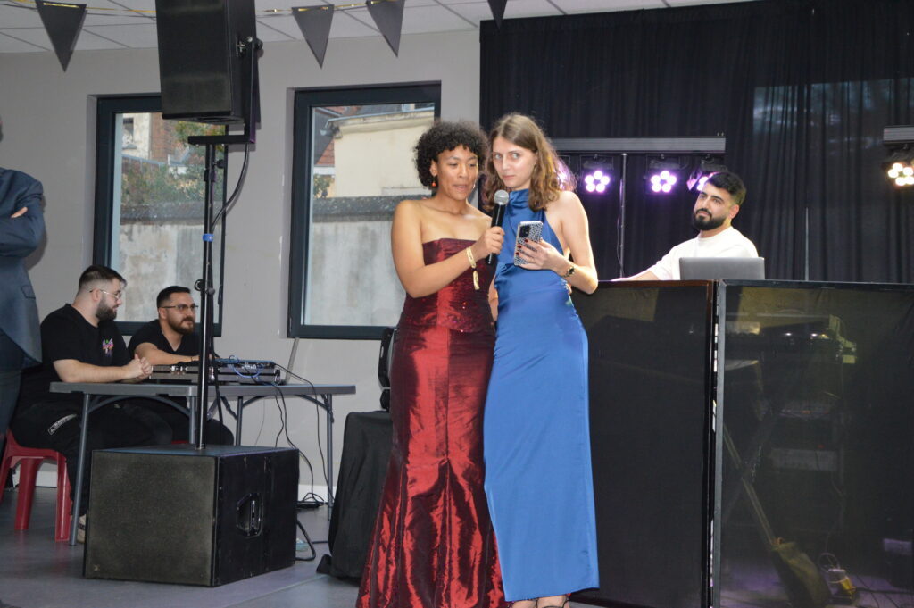 Élèves du lycée Sacré Cœur d’Amiens dansant lors du bal de promo 2025