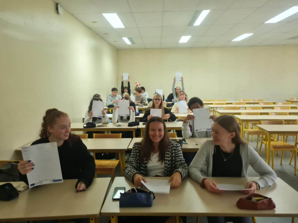Élèves du lycée Sacré Cœur participant à l’événement Ze Dictée 2024