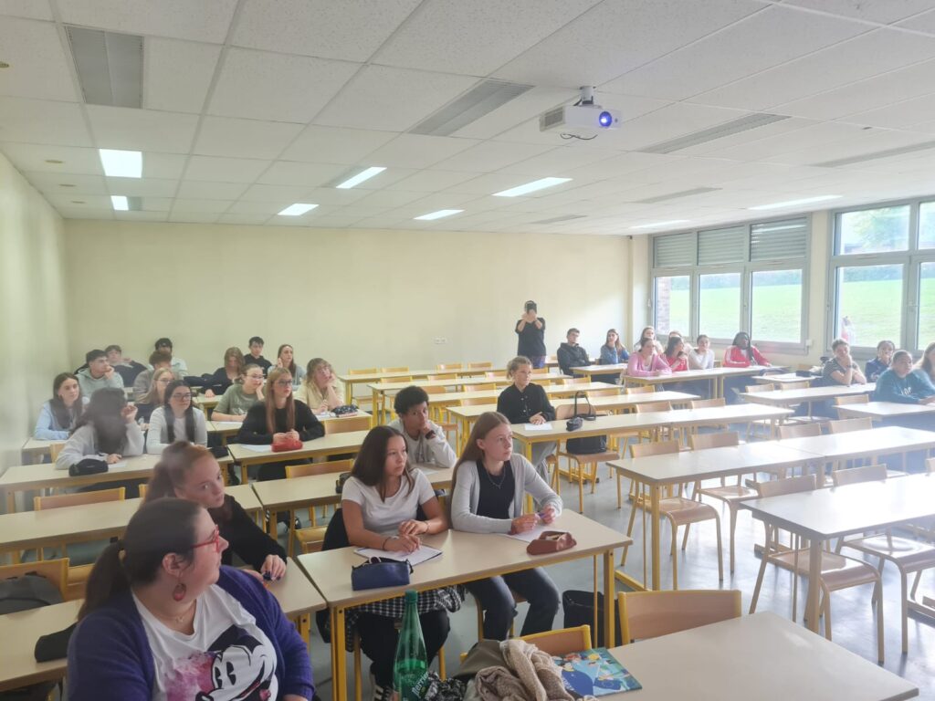 Élèves du lycée Sacré Cœur participant à l’événement Ze Dictée 2024