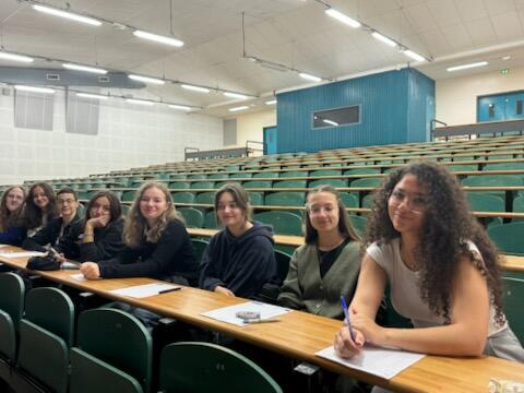 Élèves du lycée Sacré Cœur participant à l’événement Ze Dictée 2024